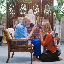 Finding Happiness - Vivere la felicità: Elisabeth Rohm nei panni di Juliet chiede la benedizione di Swami Kriyananda in una scena