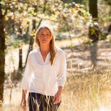 Finding Happiness - Vivere la felicità: Elisabeth Rohm nei panni di Juliet in una scena del documentario