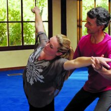 Finding Happiness - Vivere la felicità: Elisabeth Röhm durante un momento di ballo e meditazione