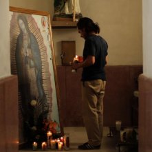 Chi è Dayani Cristal?: Gael Garcia Bernal in preghiera ad Altar (Messico)