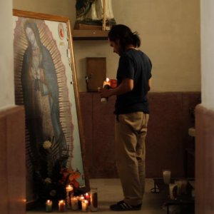 Chi è Dayani Cristal?: Gael Garcia Bernal in preghiera ad Altar (Messico)