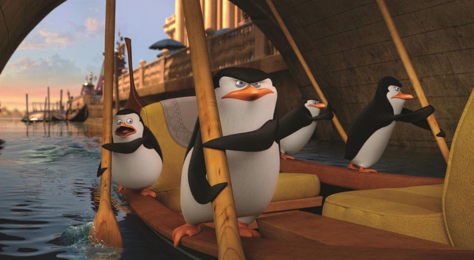 I pinguini di Madagascar: Skipper, Kowalski, Rico e Soldato in una scena a Venezia