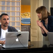 Scusate se esisto!: Paola Cortellesi con Raoul Bova in un momento della commedia