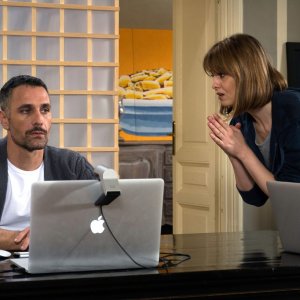 Scusate se esisto!: Paola Cortellesi con Raoul Bova in un momento della commedia