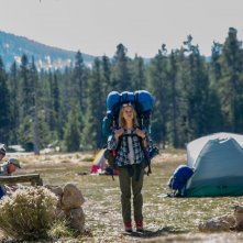 Wild: Reese Witherspoon, zaino in spalla, in una scena del film