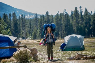 Wild: Reese Witherspoon, zaino in spalla, in una scena del film