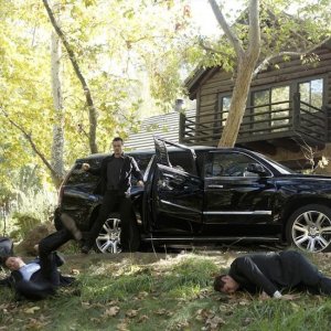 Agents of S.H.I.E.L.D.: l'attore Brett Dalton in una scena della puntata The Things We Bury