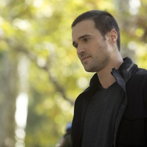 Agents of S.H.I.E.L.D.: Brett Dalton in una scena di The Things We Bury