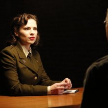 Agents of S.H.I.E.L.D.: Hayley Atwell è Peggy Carter in una scena dell'episodio The Things We Bury