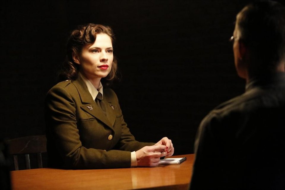 Agents of S.H.I.E.L.D.: Hayley Atwell è Peggy Carter in una scena dell'episodio The Things We Bury