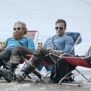 Force Majeure: Kristofer Hivju insieme a Johannes Bah Kuhnke in una scena del film