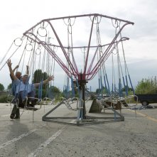 Mirafiori Lunapark: Alessandro Haber, Antonio Catania e Giorgio Colangeli si divertono sulle giostre in una scena del film