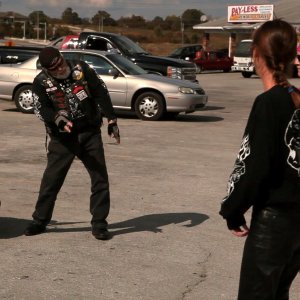 Stray Dog: il biker Ronnie Hall in una scena del film