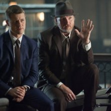 Gotham: Ben McKenzie e Donal Logue in una scena della puntata Harvey Dent