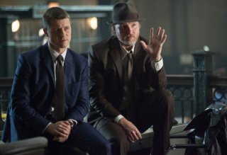Gotham: Ben McKenzie e Donal Logue in una scena della puntata Harvey Dent