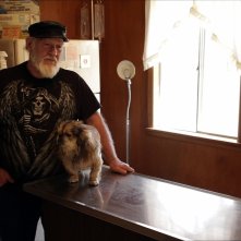 Stray Dog: Ronnie Hall con uno dei suoi quattro cani in una scena del documentario