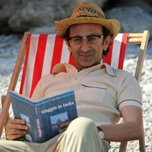 Si accettano miracoli: Giovanni Esposito sorride in una scena del film