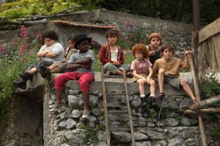 Si accettano miracoli: bambini imbronciati in una scena della commedia