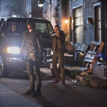 Arrow: Stephen Amell, Emily Bett Rickards e David Ramsey in una scena di Draw Back Your Bow