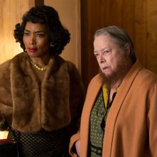 American Horror Story Freak Show: Angela Bassett e Kathy Bates nella puntata Test of Strength