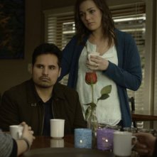 Gracepoint: Michael Peña e Virginia Kull in una scena dell'ottavo episodio