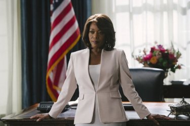 State of Affairs: Alfre Woodard in una scena del pilot della serie