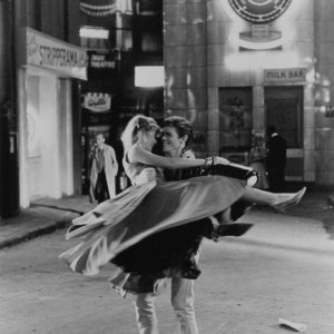 Absolute Beginners - Patsy Kensit e David Bowie in una scena