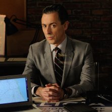The Good Wife: l'attore Alan Cumming in una scena dell'episodio The Trial