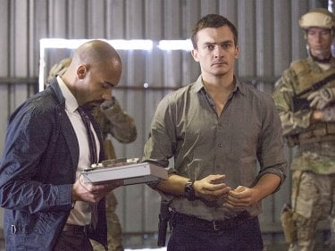 Homeland: Alex Lanipekun e Rupert Friend nella puntata intitolata There's Something Else Going On