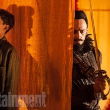 Pan: Levi Miller tenta di sfuggire a un minaccioso Hugh Jackman