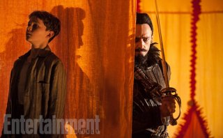 Pan: Levi Miller tenta di sfuggire a un minaccioso Hugh Jackman