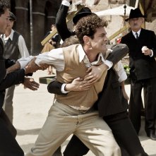 Un mondo nuovo: Vinicio Marchioni in una scena della fiction