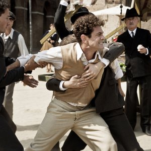 Un mondo nuovo: Vinicio Marchioni in una scena della fiction