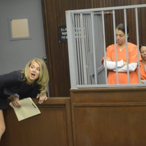 Benched: un'immagine di Eliza Coupe nella prima stagione