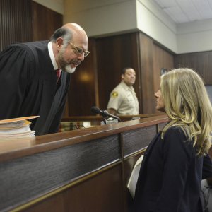 Benched: Eliza Coupe in una scena della prima stagione