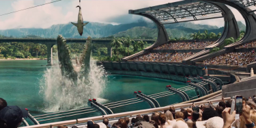 Jurassic World: il mosasauro mangia lo squalo