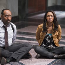 The Flash: Jesse L. Martin e Candice Patton interpretano Joe e Iris West in Power Outage