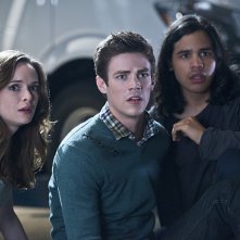 The Flash: Danielle Panabaker, Grant Gustin e Carlos Valdes nella puntata intitolata Power Outage