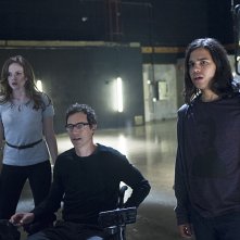 The Flash: Danielle Panabaker, Tom Cavanagh e Carlos Valdes nell'episodio intitolato Power Outage