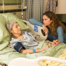 The Affair: le attrici Ruth Wilson e Lynn Cohen in una scena dell'ottava puntata