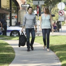 Revenge: Nick Wechsler insieme a Emily VanCamp in una scena di Intel