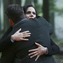 C'era una volta: Lana Parrilla abbraccia Sean Maguire in una scena dell'episodio Fall