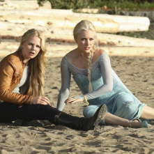 C'era una volta: le attrici Jennifer Morrison e Georgina Haig in una scena dell'episodio intitolato Fall