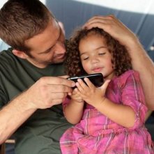 Fast & Furious 7: Paul Walker in un momento di pausa dal set gioca con la figlia di Vin Diesel