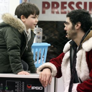 Un amico molto speciale: Tahar Rahim con Victor Cabal in una scena del film natalizio