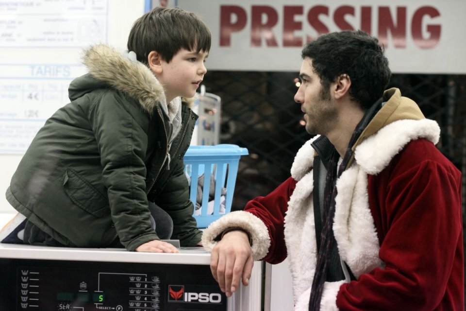 Un amico molto speciale: Tahar Rahim con Victor Cabal in una scena del film natalizio