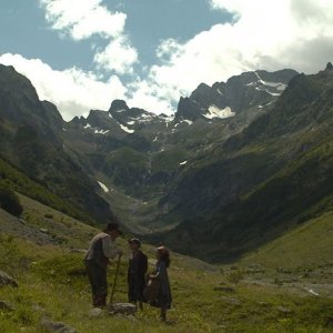 La storia di Cino: Stefano Marseglia con Francesca Zara nei panni di Cino e Catlìn in una scena