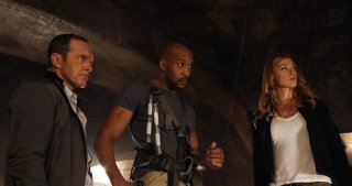 Agents of S.H.I.E.L.D.: Clark Gregg, B.J. Britt e Adrianne Palicki in Ye Who Enter Here