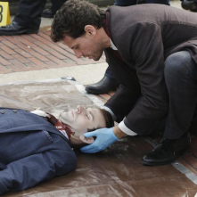 Forever: l'attore Ioan Gruffudd in una scena della puntata The Man in the Killer Suit 