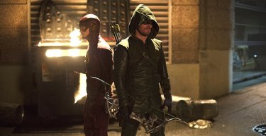 The Flash: Grant Gustin e Stephen Amell in Flash vs. Arrow